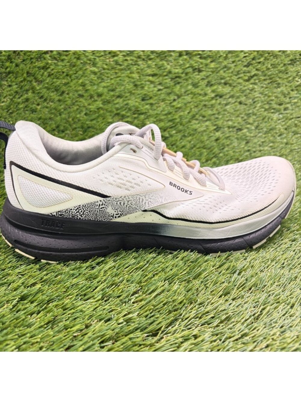 Brooks Trace 3 Womens Size 10.5 White Black Athletic Running Shoes Sneakers